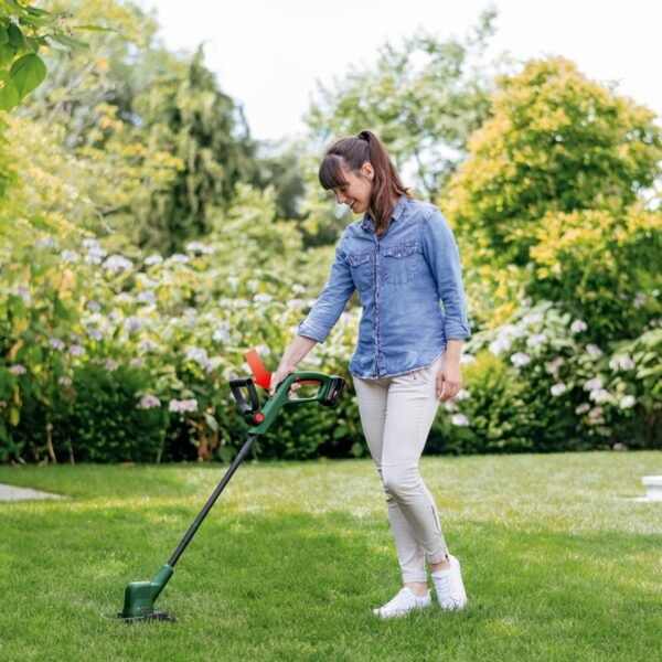 Bosch EasyGrassCut 18V-230 Akku Rasentrimmer kraftvoll leicht und vielseitig im Garten