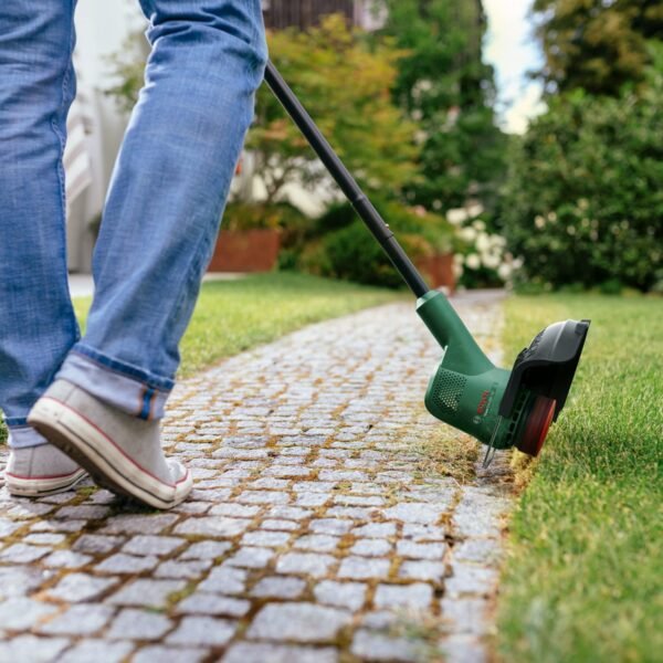 Bosch EasyGrassCut 18V-230 Akku Rasentrimmer kraftvoll leicht und vielseitig im Garten