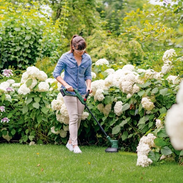 Bosch EasyGrassCut 18V-230 Akku Rasentrimmer kraftvoll leicht und vielseitig im Garten