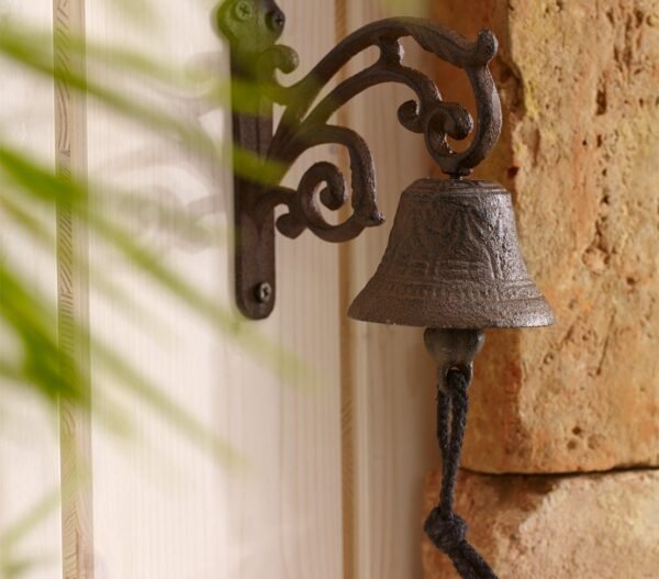 Dehner Nostalgische Garten Glocke aus Gusseisen mit edlem Rostfinish bezaubert