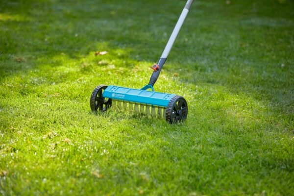 Gardena Vertikutier-Boy handlicher Rasenpflegehelfer gegen Moos und Unkraut